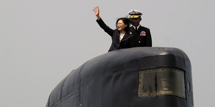 Presiden Taiwan Tsai Ing-wen naik ke salah satu kapal selam buatan Belanda yang menjadi milik negeri itu di pangkalan AL Tsoying, Kaohsiung, Selasa (21/3/2017).