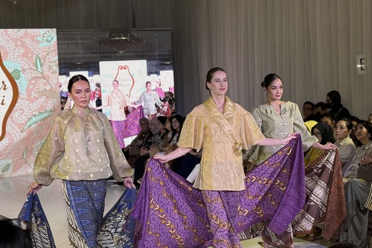 Danar Hadi kembali melangsungkan annual show di The Dharmawangsa, Jakarta Selatan, Kamis (5/2/2026). Kali ini, Danar Hadi menghadirkan tema Sekar Setaman yang fokus pada potret perempuan Indonesia.