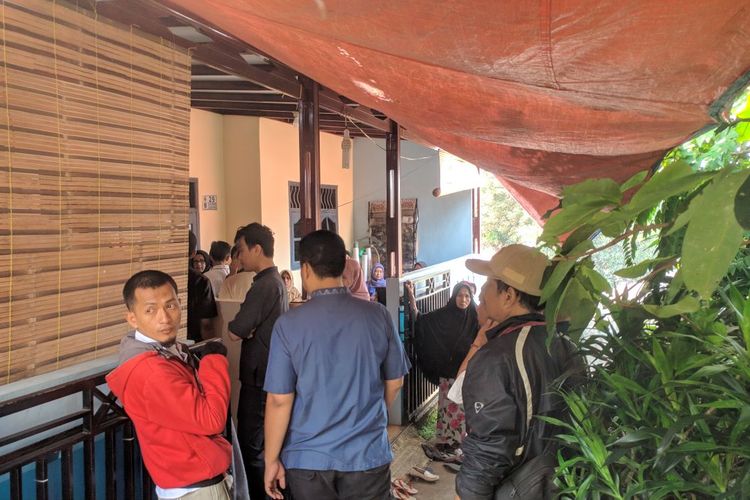 Suasana rumah duka korban kecelakaan Tanjakan Emen, Nahruyati di RT 05 RW 02, Pondok Terong Depok, Minggu (19/1/2020)