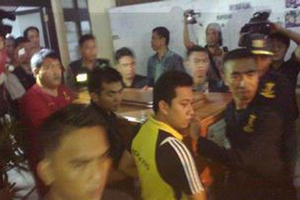 Jenazah terduga teroris telah dimasukkan ke dalam peti mati untuk diterbangkan ke Jakarta, Jumat (04/01/2013).