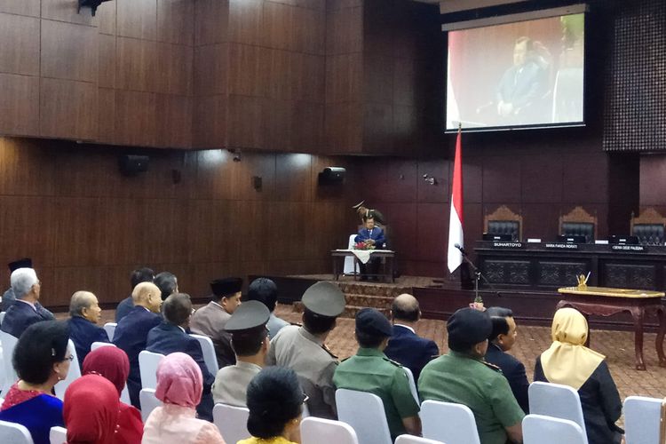 Mahkamah Konstitusi (MK) menggelar prosesi pengambilan sumpah jabatan Ketua MK periode 2017-2020, di gedung MK, Jumat (14/7/2017). Turut hadir dalam acara tersebut, Wakil Presiden RI, Jusuf Kalla serta sejumlah pejabat negara.