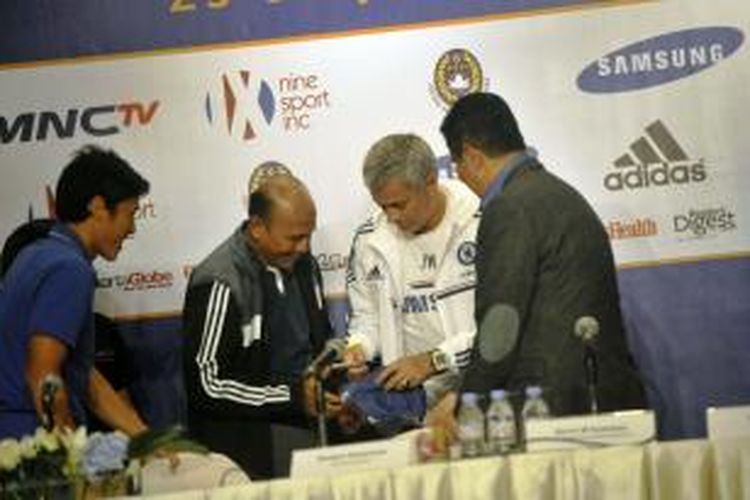 Pelatih BNI Indonesia All Star Rahmad Darmawan (dua kiri) meminta tanda tangan pelatih Chelsea Jose Mourinho (tiga dari kiri) disaksikan pemain Ahmad Bustomi (kiri) dan Direktur Utama Bank BNI Gatot M Suwondo selesai memberikan keterangan kepada media di Jakarta, Selasa (23/7/2013).