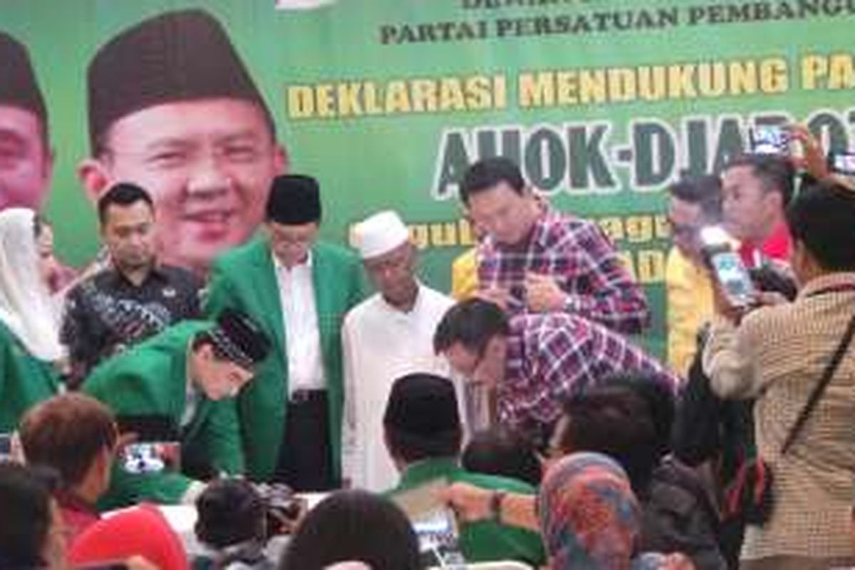 Partai Persatuan Pembangunan (PPP) Kubu Djan Faridz menandatangani kontrak politik dengan bakal calon petahana DKI Jakarta, Ahok Djarot. PPP kubu Djan Faridz deklarasi mendukung pasangan Basuki Tjahaja Purnama atau Ahok dengan Djarot Saiful Hidayat pada Pilkada DKI Jakarta 2017, di kantor DPP PPP, Jalan Diponegoro, Menteng, Jakarta Pusat, Senin (17/10/2016).