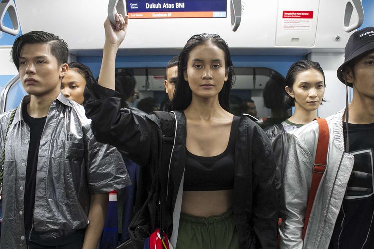 Model berpose saat meragakan busana di acara Fashion Rock 2020 di Stasiun MRT Bundaran HI, Jakarta Pusat, Jumat (31/1/2020). Mengangkat tema Commuting Life acara tersebut bertujuan untuk mengajak pengunjung menggunakan fasilitas umum.