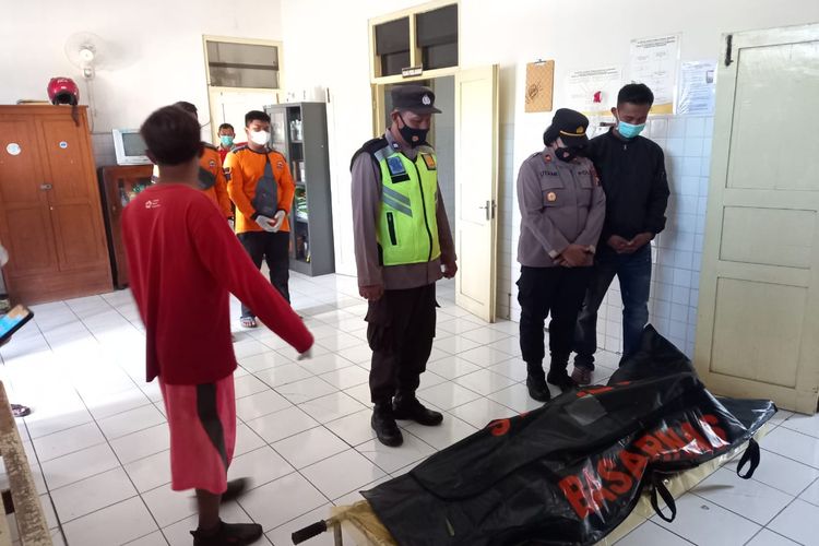 Jasad Suparno (54) warga Kabupaten Sukorharjo dievakuasi ke RSUD Wonogiri setelah ditemukan dalam kondisi meninggal dunia usai melakukan ritual di sungai obyek wisata religi Khayangan, Kecamatan Tirtomoyo, Kabupaten Wonogiri, Jawa Tengah, Selasa (6/12/