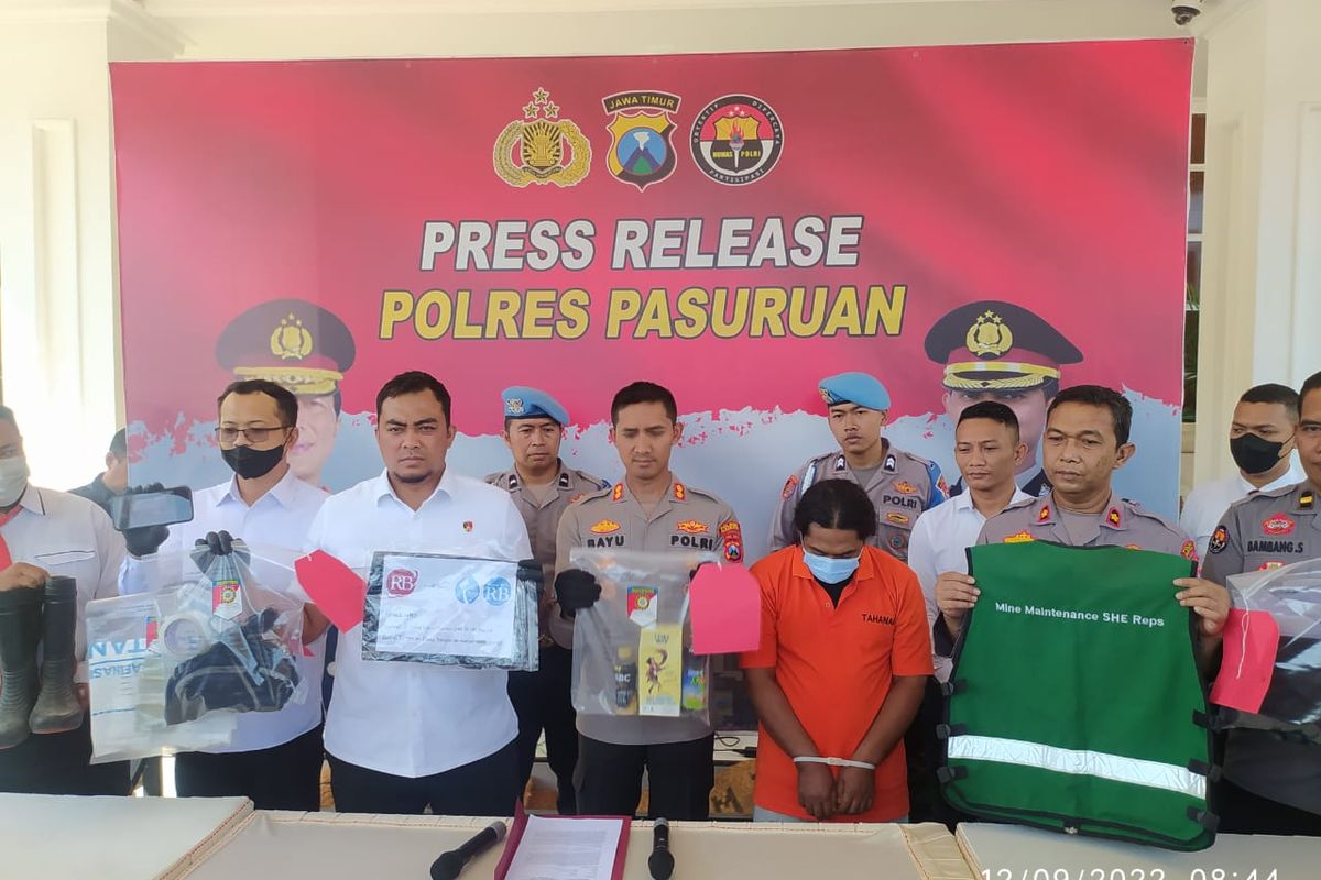 Kepala Kepolisian Resor (Kapolres) Pasuruan, AKBP Bayu Pratama Gabunagi saat konferensi pers kasus wartawan di Pasuruan keracunan minuman dari kirim paket misterius.