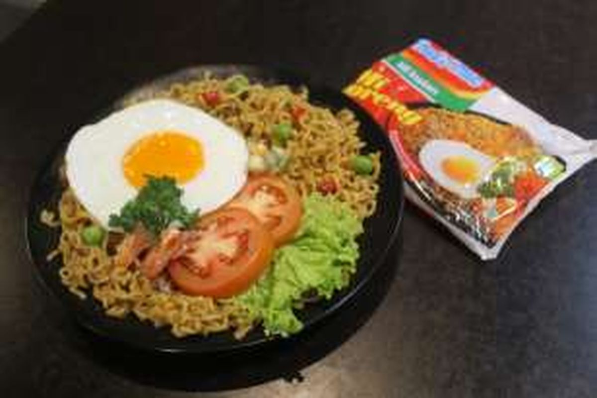 Miemirip Goreng menjadi menu yang paling terfavorit karena penyajiannya yang sangat mirip dengan bungkusnya. Terdapat kacang polong, tomat, udang, selada, acar, cabai merah keriting, dan telur setengah matang, Selasa (16/2/2016).