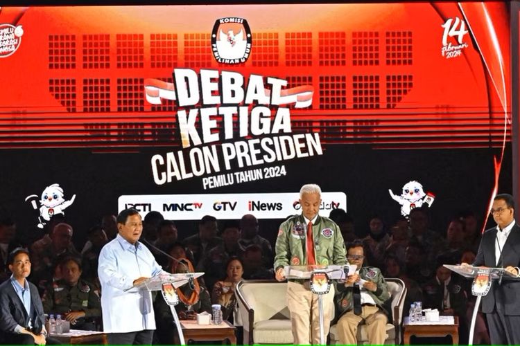Capres Ganjar Pranowo (tengah), Prabowo Subianto (kiri), dan Anies Baswedan (kanan) dalam debat presiden ketiga pemilu 2024 di Jakarta pada 7 Januari 2024.