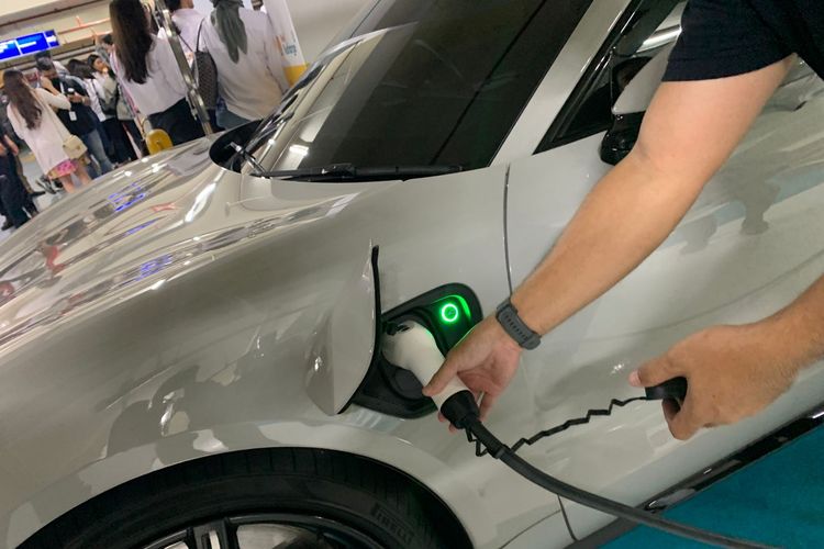 Ilustrasi mobil listrik sedang mengisi daya di SPKLU Shell Recharge di Mal Pacific Place