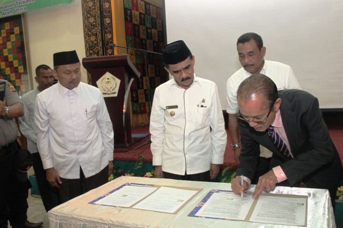 Bupati Aceh Utara Muhammad Thaib dan Direktur Utama IGO Company Thailand, Bovornrat Sangsithi, Rabu (2/8/2017) menandatangani memorandum of undestanding (MoU) bisnis perikanan di Pendopo Bupati Aceh Utara.