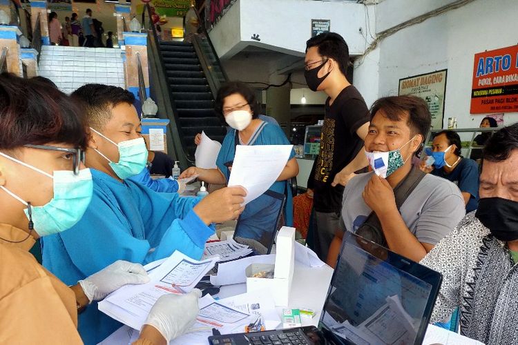 Sejumlah pedagang mendaftar untuk mendapat suntikan vaksin Covid-19 yang dilaksanakan di Pasar Pagi Kota Tegal, Jawa Tengah, Selasa (6/4/2021).