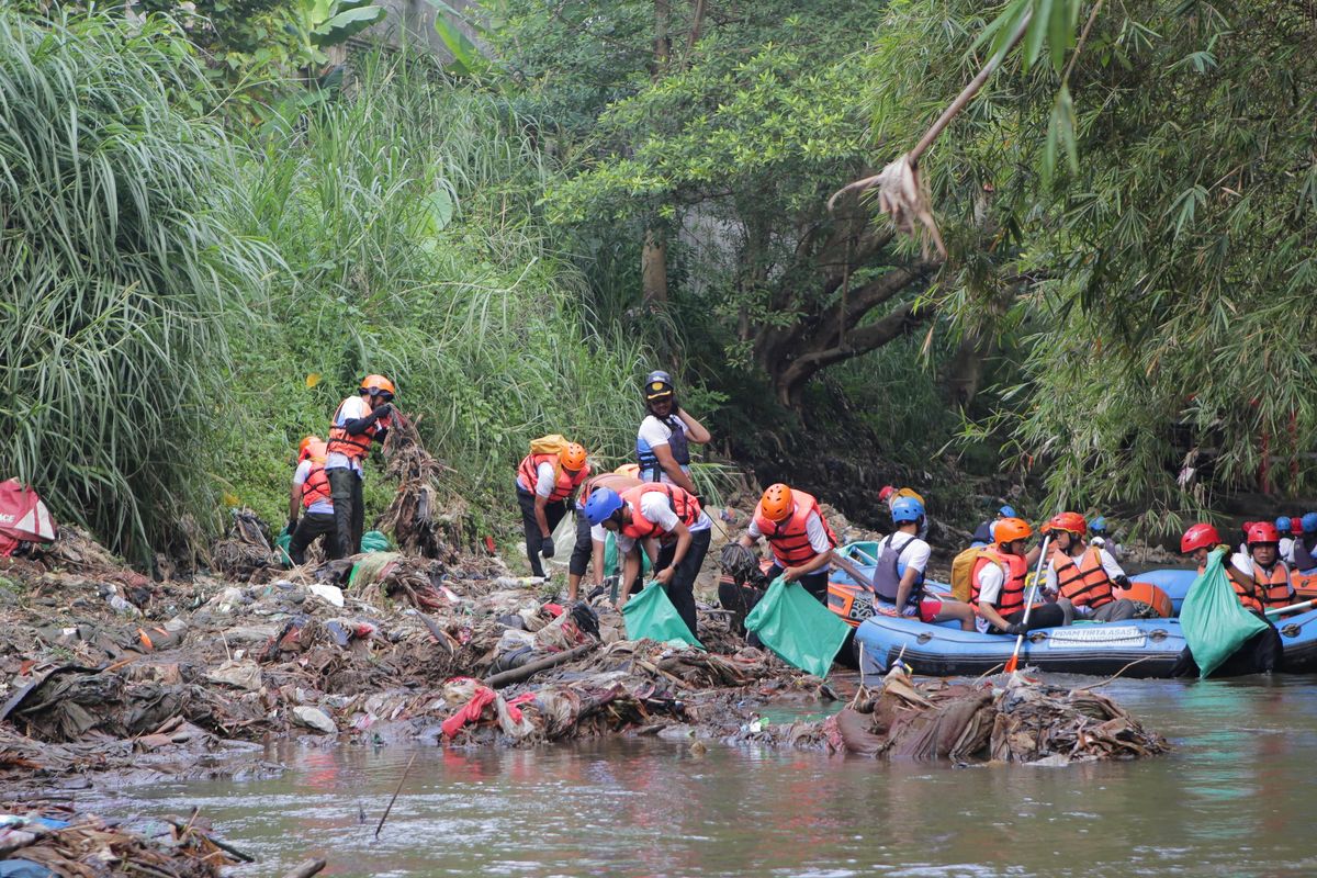 Pertamina International Shipping Bersihkan 14 Ton Sampah di Sungai Ciliwung Halaman all