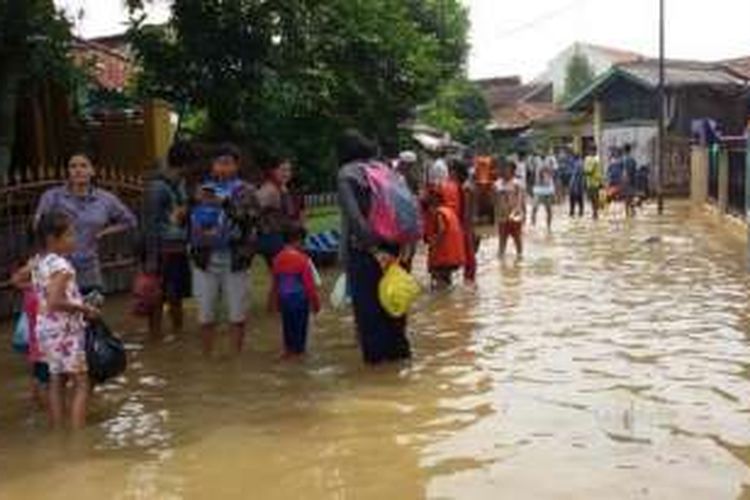 Banjir masih menggenangi Desa Bojongasih, Kecamatan Dayeuhkolot, Senin (14/3/2016). 
