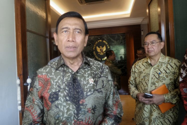 Menteri Koordinator Bidang Politik, Hukum dan Keamanan Wiranto saat memberikan keterangan usai bertemu dengan Wakil Perdana Menteri Singapura Teo Chee Hean di Kemenko Polhukam, Jakarta Pusat, Jumat (11/8/2017).