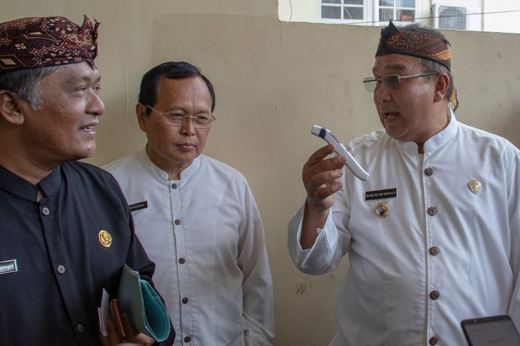 Wali Kota Tasikmalaya Budi Budiman memegang thermal scanner fortabel bersama Kepala Dinas Kesehatan dan Direktur Utama RSUD Soekardjo Tasikmalaya, Jumat (6/3/2020).
