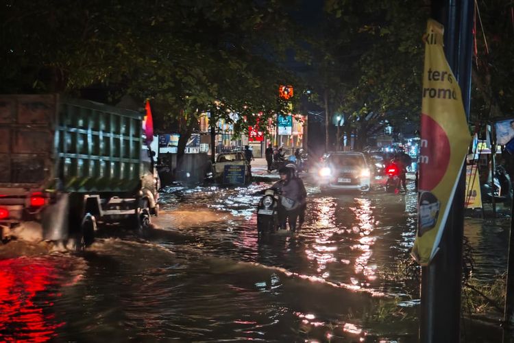 Ilustrasi hujan deras. BMKG ingatkan masyarakat siaga puncak musim hujan 2025/2026, waspadai hujan lebat, angin kencang, dan potensi cuaca ekstrem di berbagai wilayah.