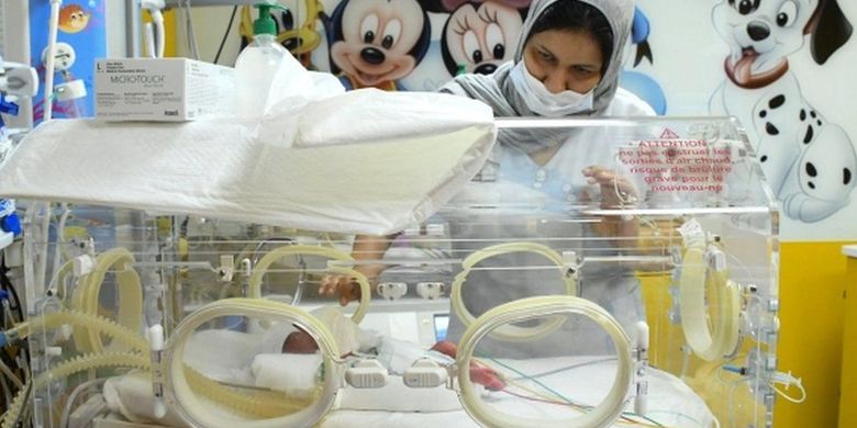 Seorang perawat di samping salah satu bayi nonuplet, kelahiran sembilan bayi di Maroko.