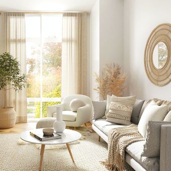Ilustrasi ruang keluarga dengan nuansa warna netral, ilustrasi meja kopi, Ilustrasi jendela. 
