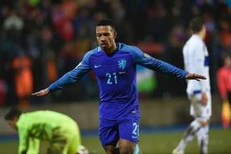 Memphis Depay merayakan gol kedua Belanda ke gawang Luksemburg pada lanjutan kualifikasi Piala Dunia 2018, Minggu (13/11/2016). 
