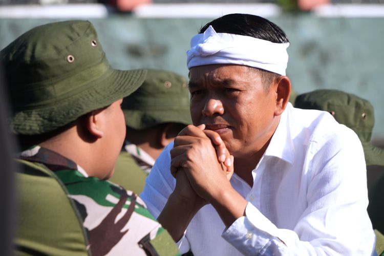 Gubernur Jawa Barat Dedi Mulyadi saat mengunjungi tempat pembinaan siswa bermasalah di barak militer di Resimen Artileri Medan 1 Sthira Yudha, Batalyon Artileri Medan 9, Purwakarta, Jawa Barat, Senin (5/5/2025) pagi.
