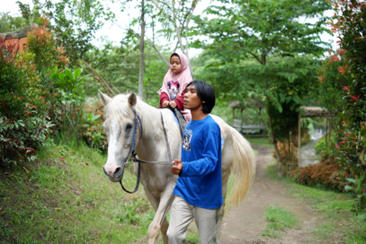 Tunggang kuda di Mini Zoo Jogja Exotarium. 