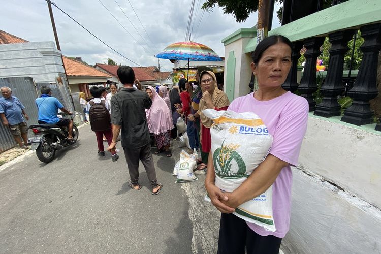 Juliana, salah seorang warga penerima beras bantuan di Kelurahan Sukajawa, Kecamatan Tanjung Karang Barat, Rabu (28/2/2024).