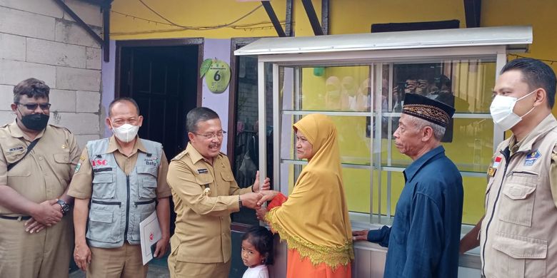 Wakil Wali Kota Batu, Punjul Santoso menyerahkan gerobak kepada keluarga yang telah lulus dari PKH