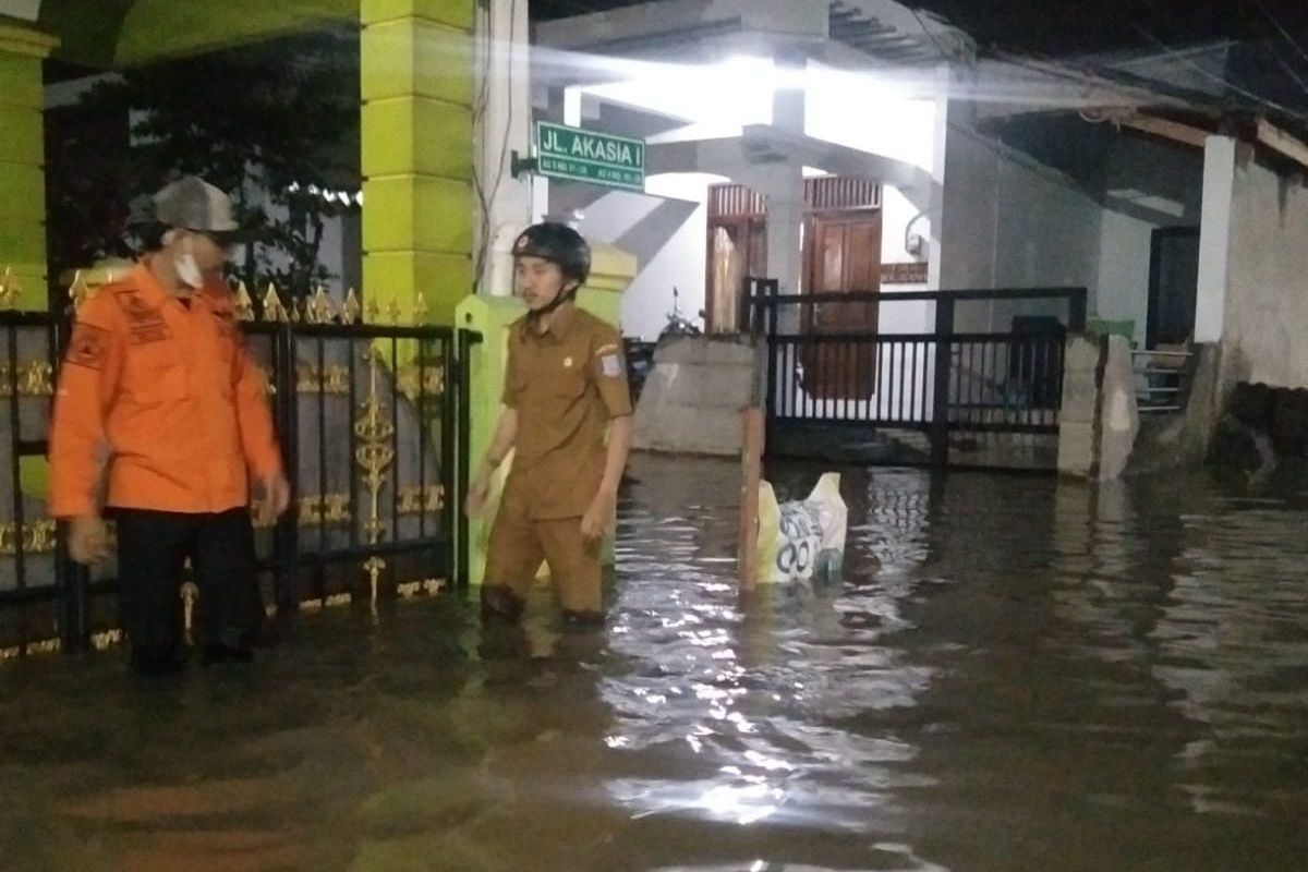 Perumahan Reni Jaya Pamulang, Tangerang Selatan, terdampak banjir usai diguyur hujan sejak Senin (8/5/2023) sore. Total ada 25 KK yang terdampak banjir. Ketinggian air mulai dari 25 sampai tertinggi 40 sentimeter.