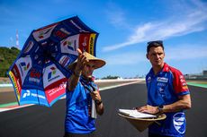 Track Walk MotoGP Indonesia: Saat Kru Mandalika SAG Team Kenakan Caping...
