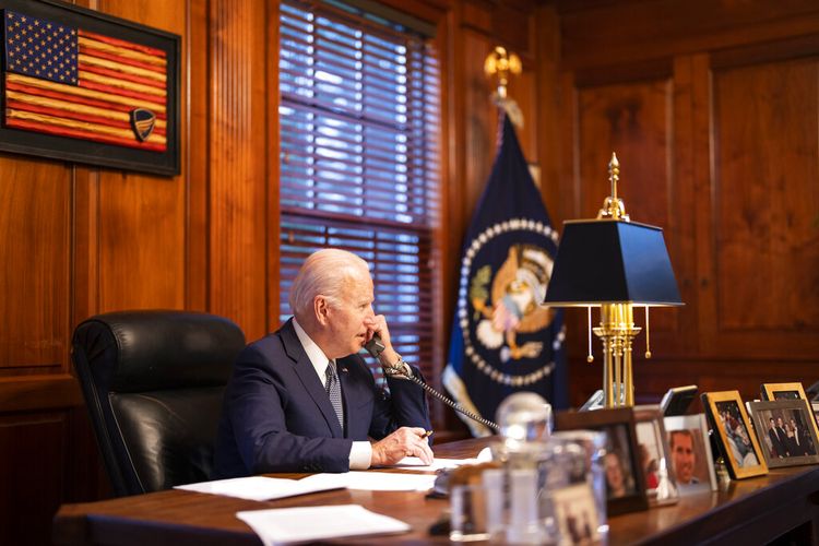 Dalam gambar yang disediakan oleh Gedung Putih ini, Presiden Joe Biden berbicara dengan Presiden Rusia Vladimir Putin dari kediaman pribadinya di Wilmington, Delaware, pada Kamis, 30 Desember 2021. 