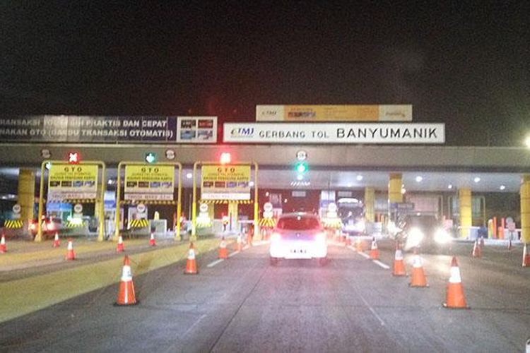 Gerbang tol Banyumanik pada ruas tol Semarang - Bawen