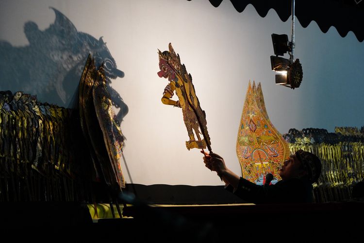 Pertunjukan wayang kulit yang diselenggarakan Petrokimia Gresik di GOR Tri Dharma, Gresik, Jawa Timur, Jumat (29/9/2023) malam.