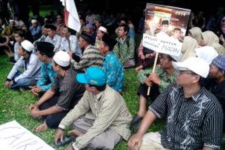 Para guru Madrasah Diniyah saat memprotes keterlambatan pencairan biaya operasional di halaman Kantor Bupati Kediri, Kamis (30/1/2014).