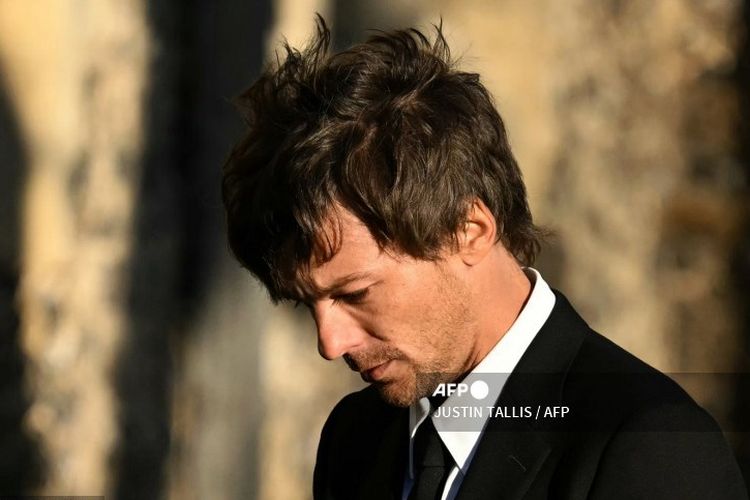 Louis Tomlinson saat menghadiri pemakaman Liam Payne