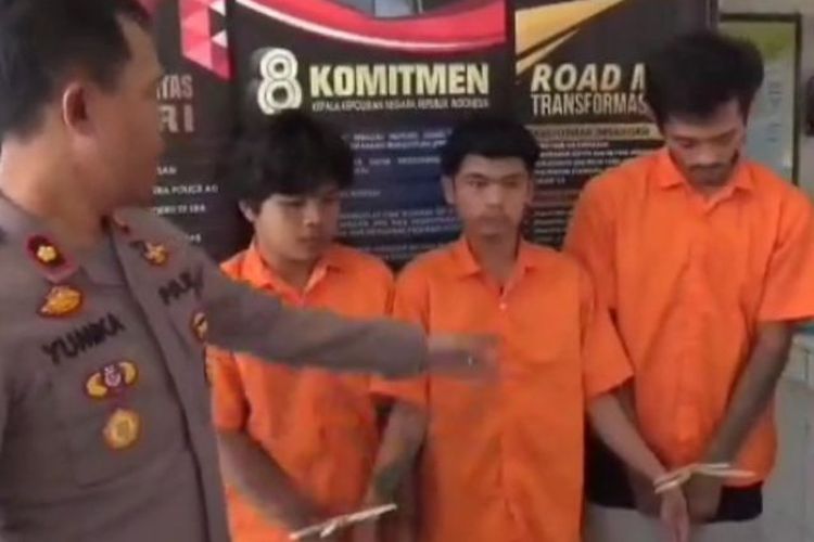 Polisi menunjukkan tiga pelaku pungli sopir angkutan batu bara di Jambi, Jumat (7/7/2023).