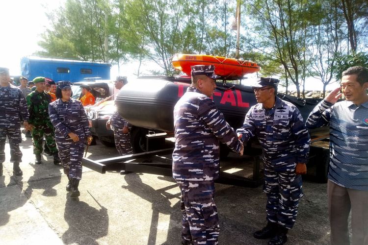 Kepala Dinas Potensi Maritim TNI AL (Kadispotmaral) Laksma TNI Suradi Agung dan Danlanal TNI AL Malang Kolonel Laut Dewi Lestari meninjau alutsista penanganan bencana di Pantai Tambakrejo, Kecamatan Wonotirto, Kabupaten Blitar, Selasa (7/3/2022).