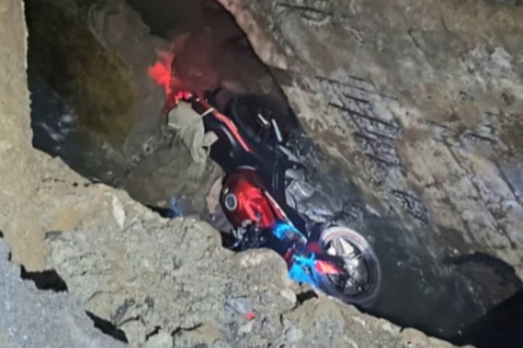 Jembatan di Jalan Honggowongso Semarang Ambles, Pengendara Motor Sempat Terjepit