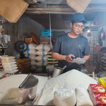 Harga beras di Pasar Tradisional Dpeok Jaya, Depok, Jawa Barat melonjak cepat dalam waktu tiga bulan terakhir, Rabu (18/10/2023). 
