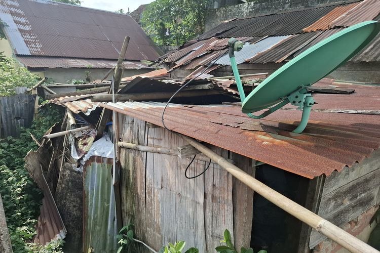 Kisah Paradila Bekerja di Warung Lontong, Tinggal di Rumah Tak Layak Hidupi Anak Perempuan Sendirian