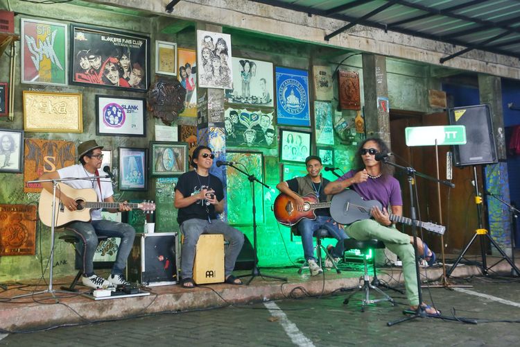 Grup musik Slank saat tampil di markasnya, Potlot. 