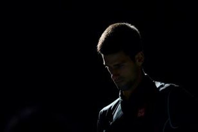 Petenis Serbia, Novak Djokovic tiba di Centre Court saat akan menghadapi Stanislas Wawrinka dari Swiss pada babak perempat final Paris Masters, di Bercy Palais-Omnisport Paris, Jumat (1/11/2013).