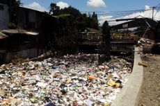 Ridwan Kamil: Sudah Bersih-bersih, Tetap Saja Ada Warga Lempar Karung Sampah ke Sungai