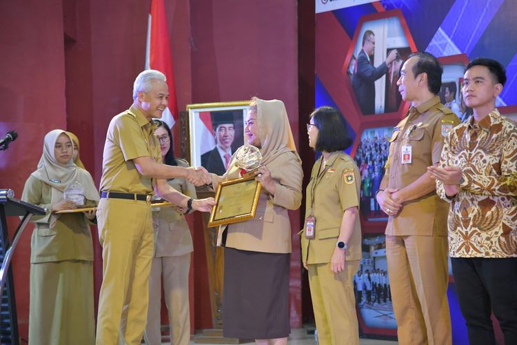 Kota Semarang dinobatkan sebagai kota terbaik dalam penyelenggaraan Pengembangan Kompetensi (Bangkom) Aparatur Sipil Negara (ASN) se-Jawa Tengah (Jateng) Tahun 2023. Penghargaan bertajuk Bangkom Jateng Award 2023 itu diserahkan langsung oleh Gubernur Jawa Tengah, Ganjar Pranowo kepada Wali Kota Semarang Hevearita Gunaryanti Rahayu di Gedung Sasana Widya Praja BPSDMD, Senin (14/8/2023).