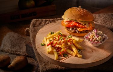 Ilustrasi burger, salah satu makanan cepat saji yang sebenarnya bisa didantap secara lebih sehat.
