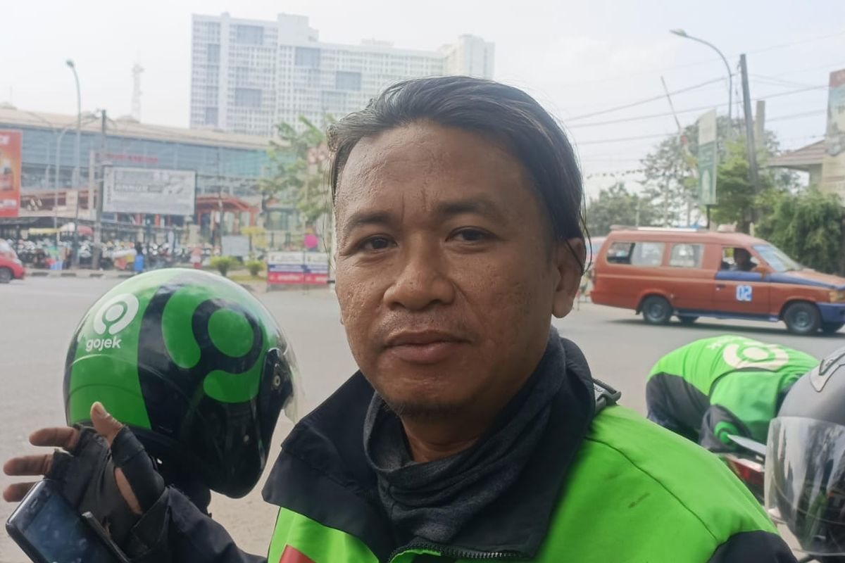 Sahrul Hidayat (42) saat ditemui Kompas.com di Stasiun Bekasi, Kota Bekasi, Rabu (20/9/2023). Dirinya bercerita soal tentang cara mengatasi penumpang yang kerap melanggar aturan tentang berkendara.