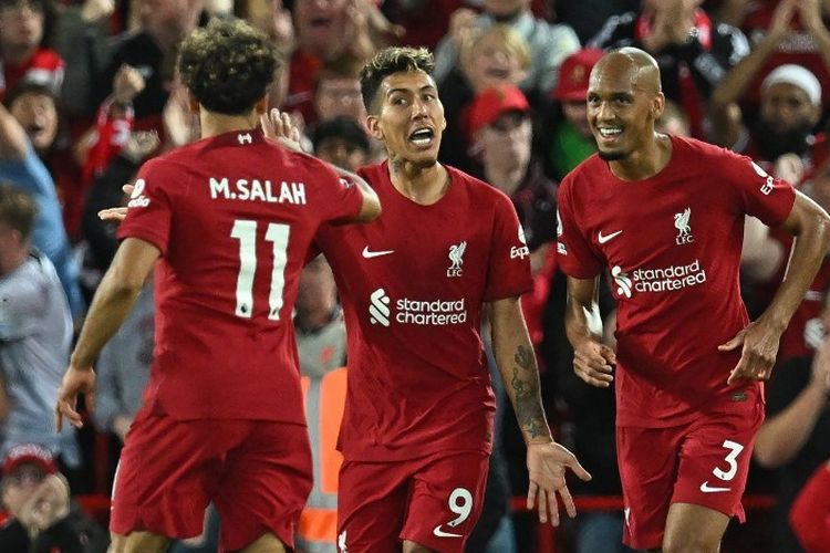 Roberto Firmino (tengah) merayakan gol bersama Mohamed Salah dan Fabinho dalam pertandingan Liverpool vs Newcastle United pada pekan kelima Liga Inggris 2022-2023 di Stadion Anfield, Kamis (1/9/2022). Teranyar, duel Everton vs Liverpool ajan tersaji di Goodison Park, Sabtu (3/9/2022).