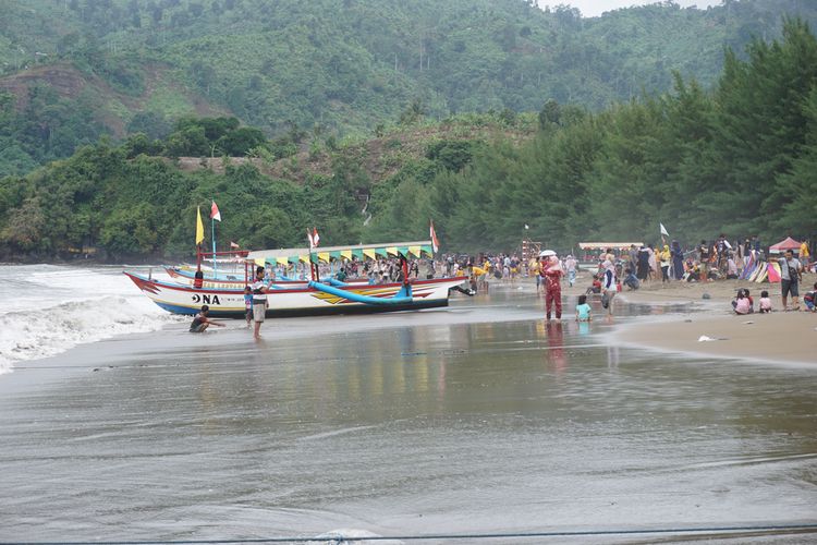 Pantai Gemah di Kabupaten Tulungagung, Jawa Timur. Untuk masuk ke Pantai Midodaren, pengunjung harus melalui pintu gerbang Pantai Gemah dan membayar tiket masuknya.