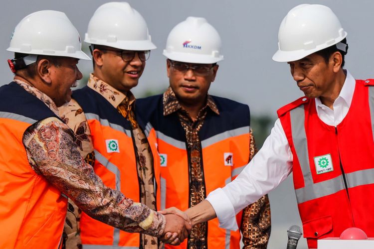 Presiden Joko Widodo berjabat tangan dengan Wakil Gubernur Jawa Barat Deddy Mizwar saat peresmian Tol Bekasi-Cawang-Kampung Melayu (Becakayu) di kawasan Jakasampurna, Bekasi, Jawa Barat, Jumat (3/11/2017). Presiden Joko Widodo meresmikan ruas jalan tol yakni Seksi 1B dan 1C sepanjang 8,26 kilometer yang terbentang dari Cipinang Melayu-Pangkalan Jati-Jakasampurna.