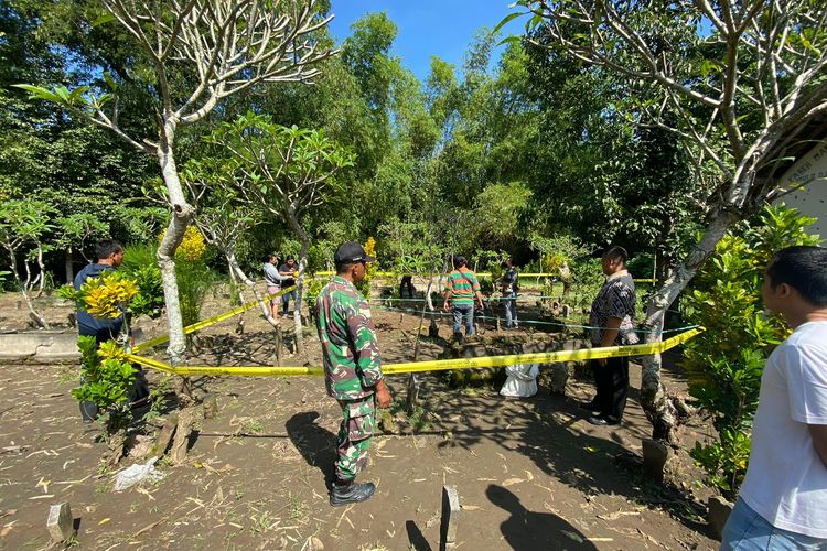 Petugas saat mendatangi lokasi penemuan amunisi di kawasan pemakaman Desa Ngino, Kecamatan Plemahan, Kabupaten Kediri, Jawa Timur, Minggu (12/3/2023).
