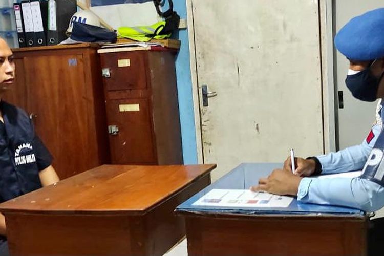 Salah satu anggota POM Lanud Yohanes Abraham Dimara Merauke, tengah menjalani pemeriksaan setelah melakukan aksi kekerasan kepada seorang pemuda, Steven, Papua, Selasa (26/7/2021) (sumber: Dok Humas Lanud Yohanes Abraham Dimara Merauke)